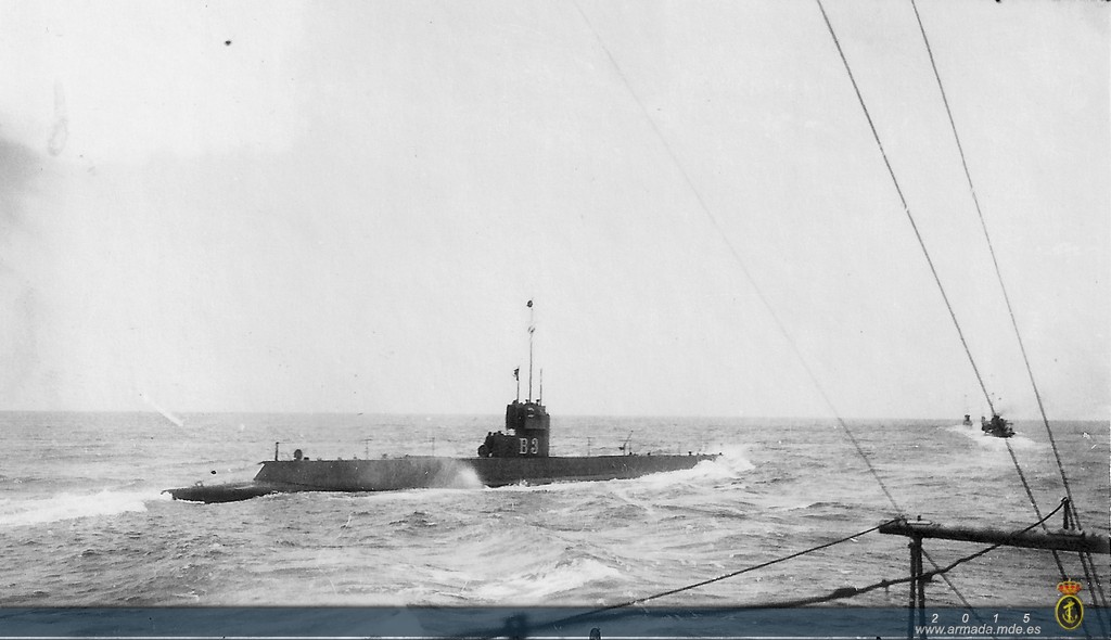 Submarinos Clase B y torpederos navegando en formación.